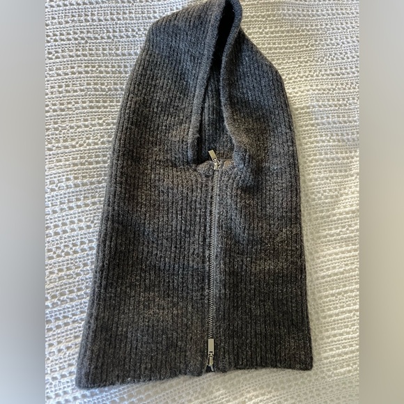 Grey beanie - Picture 6 of 9